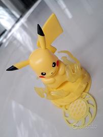 Pikachu statuina Pokémon ⚡ con base elettrica 