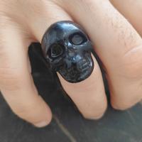 Anello nero con teschio 