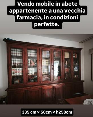 Mobile in abete di una vecchia farmacia