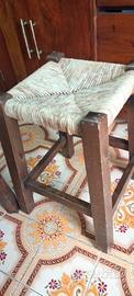Due sgabelli in legno e paglia 