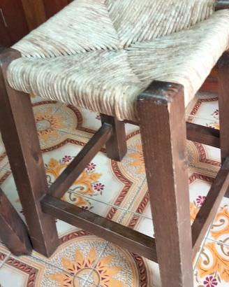 Due sgabelli in legno e paglia 