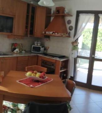 Cucina componibile artigianale in legno ciliegio