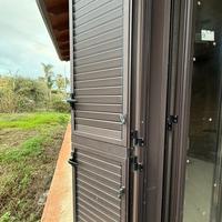 LOTTO DI INFISSI ALLUMINIO E PORTONE