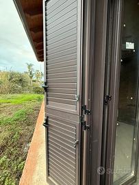 LOTTO DI INFISSI ALLUMINIO E PORTONE