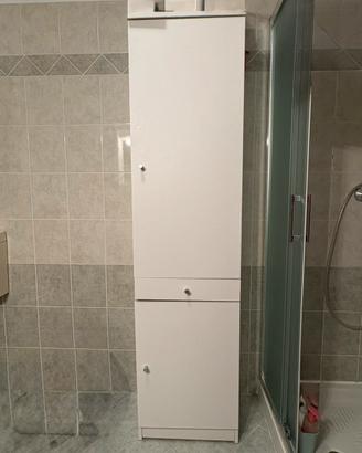 Mobile bianco per il bagno