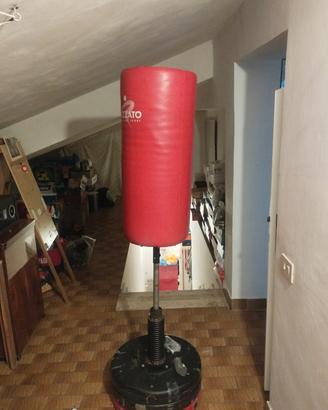 sacco da boxe con piedistallo 