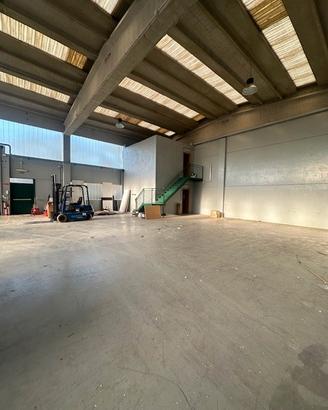 Capannone libero subito 350 mq con cortile