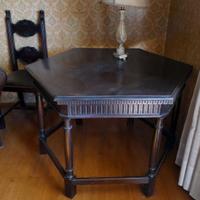 Tavolo antico di forma esagonale