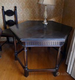 Tavolo antico di forma esagonale