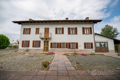 Casale indipendente su quattro lati con due box au
