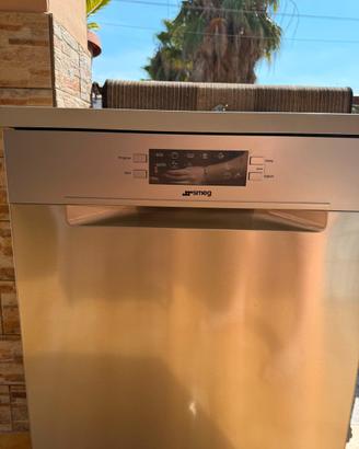 Lavastoviglie Smeg inox – usata pochissime volte