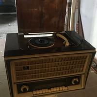 Radio Magnadyne MD6032 con giradischi