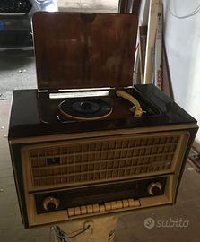 Radio Magnadyne MD6032 con giradischi