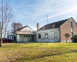 VILLA SEMINDIPENDETE CON TERRAZZO E GIARDINO PRIVA