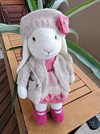 Pupazzo peluche amigurumi coniglietta con basco