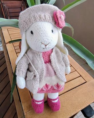 Pupazzo peluche amigurumi coniglietta con basco