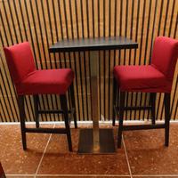 Tavolino alto con sgabelli