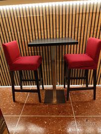 Tavolino alto con sgabelli