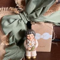 Thun - Bimbo con giglio - ceramica - collez bombon