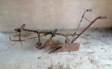Aratro antico, attrezzo agricolo