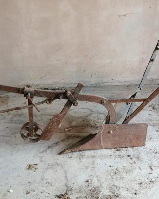 Aratro antico, attrezzo agricolo