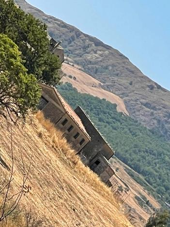 Madonie-Contrada Nocito: azienda agricola 10ettari