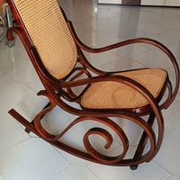 Sedia a dondolo in vimini 