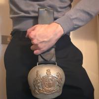 Campanaccio alpino vintage con cinturone in pelle