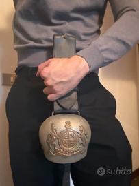 Campanaccio alpino vintage con cinturone in pelle