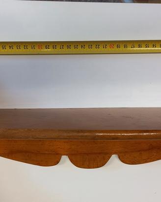 Vecchia mensolina rustica in legno di faggio.