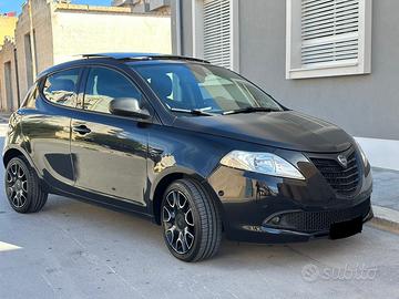 Lancia Ypsilon 1.3 MJT 95 CV S&S Momo Design