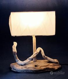 lampada artistica in legno spiaggiato.