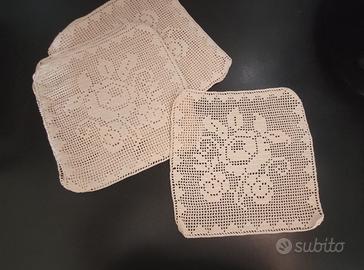 Centrini e applicazioni coperta fatte a mano