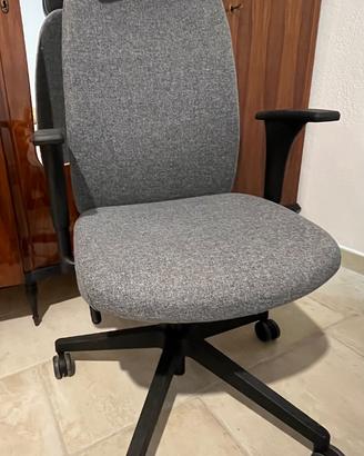 Sedia ufficio con braccioli poggiatesta regolabili