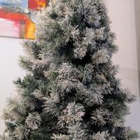 Albero di natale innevato e luci led bianche 