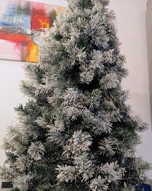 Albero di natale innevato e luci led bianche 