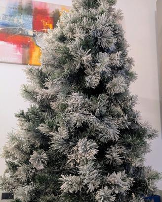 Albero di natale innevato e luci led bianche 