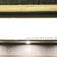 Insegna luminosa con neon e faretti