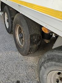 Semirimorchio frigo con sponda