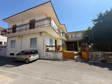 SOLUZIONE IND.TE 3 APP.TI BOX GIARDINO E GARAGE