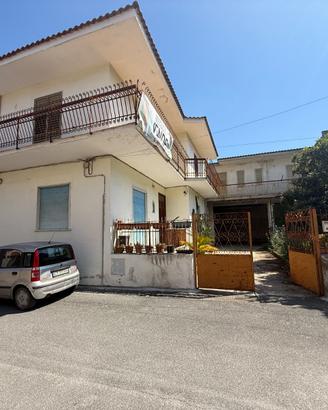 SOLUZIONE IND.TE 3 APP.TI BOX GIARDINO E GARAGE
