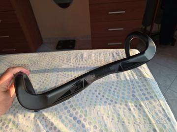 manubrio in carbonio per bici da corsa 
