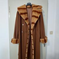 cappotto con bordi in pelliccia 
