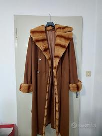 cappotto con bordi in pelliccia 