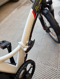 bici elettrica argento piuma