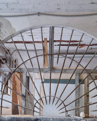 Antica rosta in ferro battuto