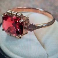 Anello antico con pietra rosa.