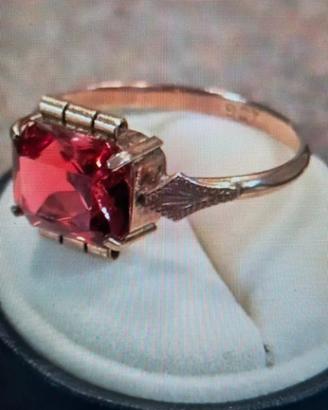 Anello antico con pietra rosa.