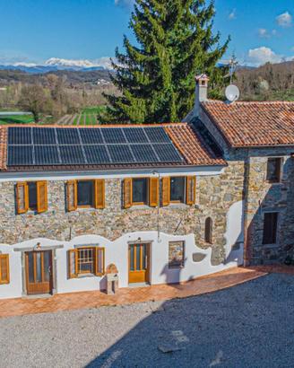 Casale in pietra ristrutturato con vista sul Co...