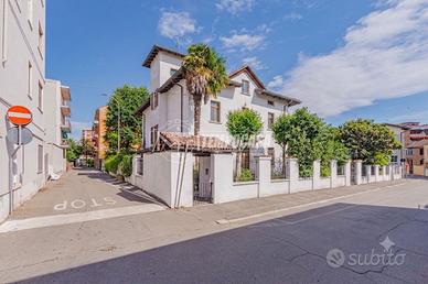 VILLA CON AMPIO GIARDINO